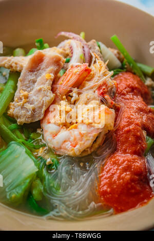 Il Suki nel brodo di pesce misto con i vermicelli e verdure, Tailandese Suki. Foto Stock