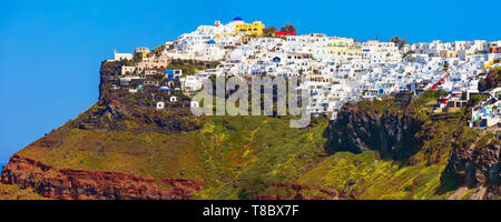 Ampio panorama banner dell'isola di Santorini, Grecia. Imerovigli città villaggio sulla cima di rocce vulcaniche con case colorate Foto Stock