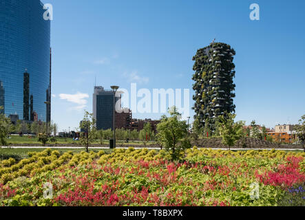 Bosco Verticale (Bosco Verticale) sono le torri residenziali in Porta Nuova district, Milano, Italia, con centinaia di alberi e piante coltivate su di essi. Foto Stock