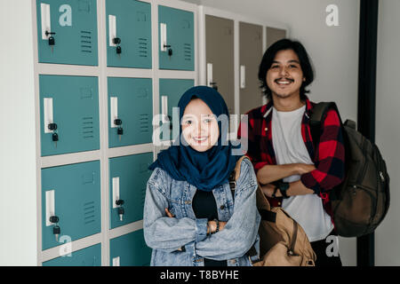 Musulmani asiatici amico studente in spogliatoio Foto Stock