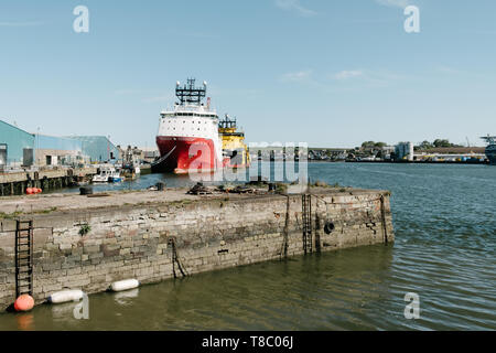 Nave di rifornimento dell'industria del gas e del petrolio del Mare del Nord ormeggiata nel porto di Montrose. Foto Stock