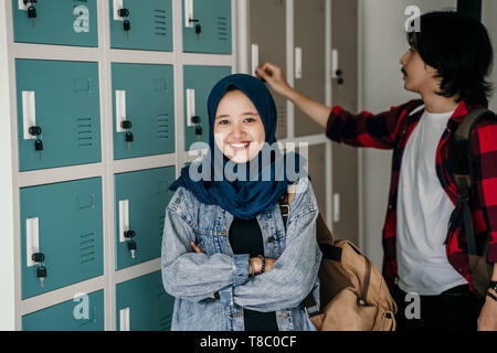 Musulmani asiatici amico studente in spogliatoio Foto Stock