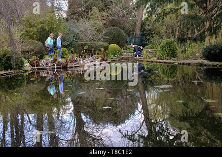 Pond presso i tribunali giardino, Holt, vicino a Bradford-on-Avon, Wiltshire Foto Stock