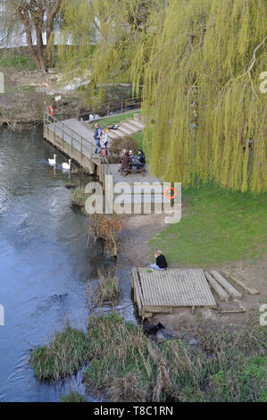 La zona giardino della Croce Guns Casa pubblica a Avoncliff fronti sul fiume Avon. Foto Stock