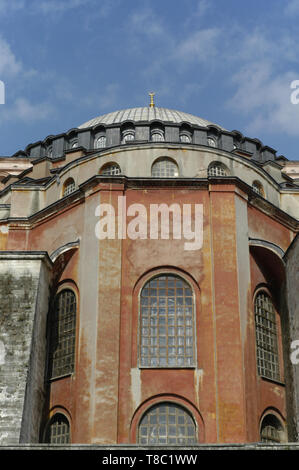 Close up su Hagia Sophia dal livello della strada, che mostra le finestre e cupola. Girato a Istanbul, Turchia. Foto Stock