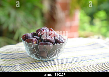 Date la frutta in una ciotola di vetro. Eid Mubarak o il Ramadan kareem concetto. Foto Stock