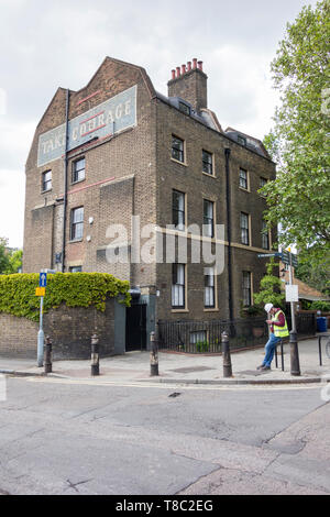 La birreria di ancoraggio 'prendere coraggio' segno di Ghost su un edificio in modo Redcross, Southwark, London, SE1, Regno Unito Foto Stock