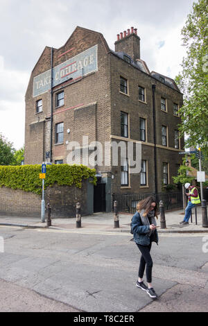 La birreria di ancoraggio 'prendere coraggio' segno di Ghost su un edificio in modo Redcross, Southwark, London, SE1, Regno Unito Foto Stock