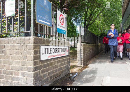 I bambini delle scuole su una escursione a piedi verso il basso LIttle Dorrit corte a Southwark, London, SE1, Regno Unito Foto Stock