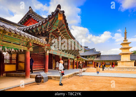 31 Marzo 2019: Gyeong-Ju, Corea del Sud - visitatori presso il Bulguksa Tempio Buddista, Gyeong-Ju, un sito Patrimonio Mondiale dell'UNESCO. Foto Stock