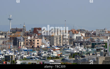 Una vista di Weymouth Dorset, mostrando la Jurassic Skyline tower con la sua rivoluzione piattaforma di osservazione e il porto. Foto Stock