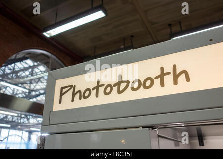 Photobooth Photo-Me kiosk presso la stazione di Waterloo, London, Regno Unito Foto Stock