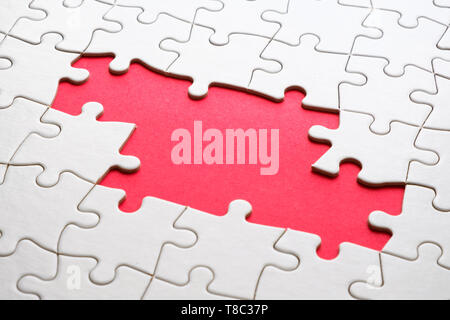 Jigsaw puzzle game pezzo su sfondo rosso per il business theme design Foto Stock