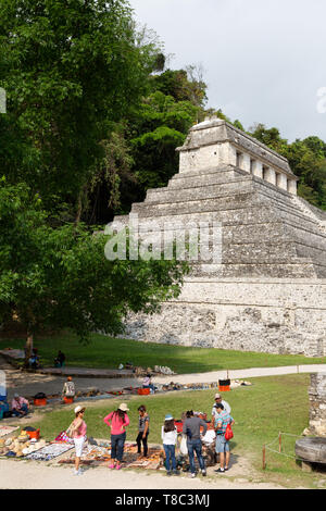 Palenque, Messico, turistico bancarelle che vendono merci di fronte al tempio di iscrizioni; Palenque sito Maya, Yucatan Messico Foto Stock