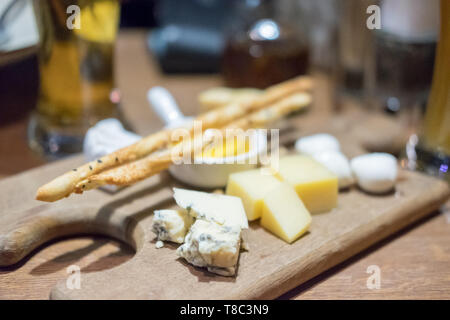 Set di varie formaggio sulla piastra, con sfocatura sullo sfondo Foto Stock