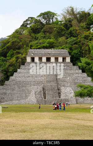 Palenque Messico - Il tempio delle iscrizioni, una rovina tempio Maya, e visitatori; UNESCO World Heritage Site, Palenque, Chiapas, Yucatan, Messico Foto Stock