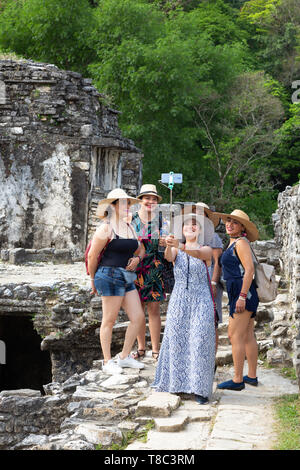 Messico Vacanze - un gruppo di donne turisti prendendo un gruppo selfie in Palenque rovine Maya sito, Palenque, Yucatan Messico America Latina travel Foto Stock