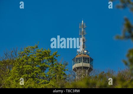 Praga, Repubblica Ceca / Europa - 22 Aprile 2019: Dettaglio di Petrin tower, una famosa torre di avvistamento costruita nel 1891 che assomiglia alla torre Eiffel in una giornata di sole. Foto Stock