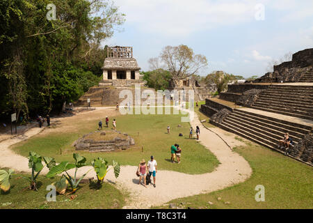 Palenque Messico; i turisti al Tempio della Croce complesso rovine maya; Palenque sito patrimonio mondiale dell'UNESCO, Yucatan, Messico America Latina Foto Stock