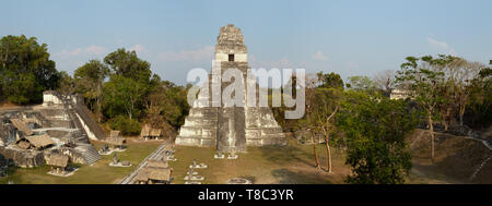 Tikal Guatemala - rovine maya tra cui il tempio Maya 1, antichi Maya di UNESCO World Heritage Site panorama, Tikal, Guatemala Central America travel Foto Stock