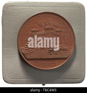 Una medaglia di bronzo tedesco ufficio idrografico e certificato per il Capitano Dietrich H. Brummer. Premiati il 1 dicembre 1909. Medaglia di bronzo, diametro 5,7 cm con una rappresentazione dell'ufficio e nei dintorni di iscrizione (tr) 'dal tedesco hydrographic office al suo personale in mare. Donato nel giorno della sua apertura nel sett. 1881', artista della firma "J. Lorenz, F. Amburgo'. Torna con un'immagine di (tr) 'in mare". In caso corrispondenti. Certificato incluso, incorniciato ca. 55 x 48 cm. Il certificato "Marina Imperiale - Tedesco hydrographic office' con il direttore del , Additional-Rights-Clearance-Info-Not-Available Foto Stock