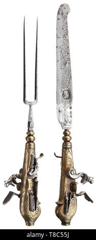 Un tiro tedesca argenteria con flintlock, 1740 circa il coltello con leggermente snocciolate singola lama a bordo e punta arrotondata, sul lato inverso di un marchio di impresa nella forma di un antico-simili di testa, con esso una forcella a due rebbi. Le maniglie in ottone inciso con rocailles forati in barili. Esterna, ferro da stiro con meccanismo di blocco. Inscritto "RICHTER" sotto la polvere padelle. Lunghezza della forcella 27.5 cm, del coltello 29,5 cm. Una analoga coppia di argenteria è raffigurato in Lewerken: Kombinationswaffen des 15. - 19. Jahrhunderts, Berlin 1989, fig. 50, cat.-no. 5, Additional-Rights-Clearance-Info-Not-Available Foto Stock