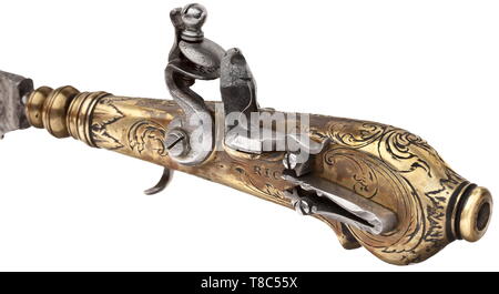 Un tiro tedesca argenteria con flintlock, 1740 circa il coltello con leggermente snocciolate singola lama a bordo e punta arrotondata, sul lato inverso di un marchio di impresa nella forma di un antico-simili di testa, con esso una forcella a due rebbi. Le maniglie in ottone inciso con rocailles forati in barili. Esterna, ferro da stiro con meccanismo di blocco. Inscritto "RICHTER" sotto la polvere padelle. Lunghezza della forcella 27.5 cm, del coltello 29,5 cm. Una analoga coppia di argenteria è raffigurato in Lewerken: Kombinationswaffen des 15. - 19. Jahrhunderts, Berlin 1989, fig. 50, cat.-no. 5, Additional-Rights-Clearance-Info-Not-Available Foto Stock