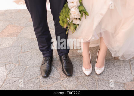 Le gambe della bella sposi all'aperto Foto Stock