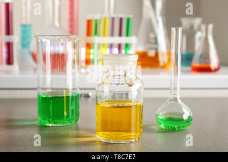 Vetreria chimica con campioni colorati sul tavolo in laboratorio Foto Stock