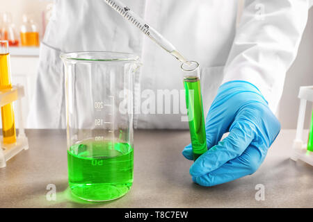 Scienziato che lavora con il campione di colore in laboratorio, primo piano Foto Stock