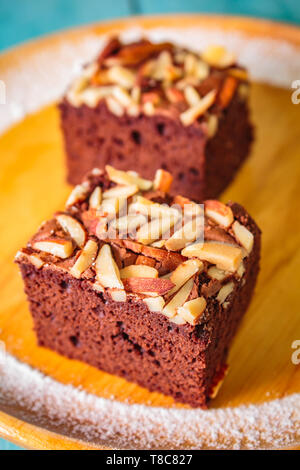 In casa brownie torta decorata con mandorle e cioccolato. Foto Stock
