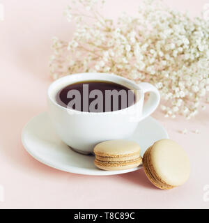 Il caffè con il caffè francese macarons cookies close-up. Foto Stock
