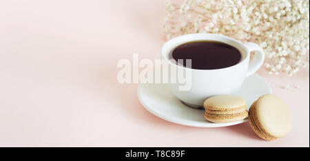 Il caffè con il caffè francese macarons cookies close-up, formato banner. Foto Stock