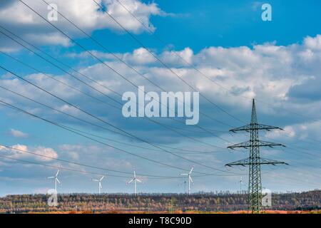 Le turbine eoliche con la linea di alimentazione in linea ad alta tensione e potenza pole, Grevenbroich, Nord Reno-Westfalia, Germania Foto Stock
