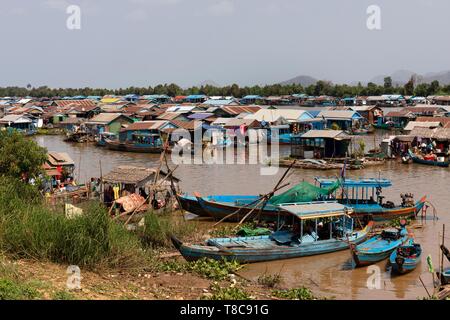 Villaggi galleggianti con palafitte, villaggio di pescatori, imbarcazioni presso il fiume Tonle Sap, Kampong Chhnang, Cambogia Foto Stock