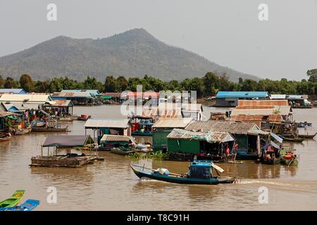 Villaggi galleggianti con palafitte, villaggio di pescatori, imbarcazioni presso il fiume Tonle Sap, Kampong Chhnang, Cambogia Foto Stock