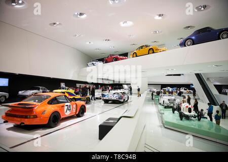 Sala esposizioni con varie vetture Porsche, vista interna, Porsche Museum di Stoccarda, Baden-Württemberg, Germania Foto Stock