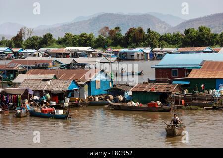 Villaggi galleggianti con palafitte, villaggio di pescatori, imbarcazioni presso il fiume Tonle Sap, Kampong Chhnang, Cambogia Foto Stock