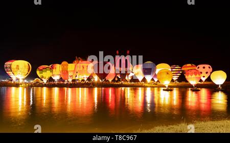 Balloon Festival nel Parco Singha, balloon glow, i palloni ad aria calda rivestito fino ad un lago, provincia di Chiang Rai, Thailandia del Nord della Thailandia Foto Stock