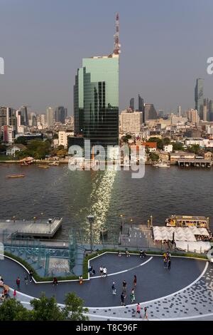 Vista panoramica da icona, Siam skyline con CAT edificio a Mae Nam Chao Phraya, Bang Rak distretto e Khlong San Distretto in Thonburi, Bangkok Foto Stock