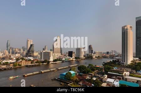 Vista panoramica dal Siam Icona, skyline, tirare con chiatte sulla Mae Nam Chao Phraya, Bang Rak distretto e Khlong San distretto in Thonburi, Bangkok Foto Stock