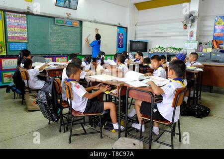 Gli studenti durante la lezione in aula, scuola primaria, Bangkok, Thailandia Foto Stock