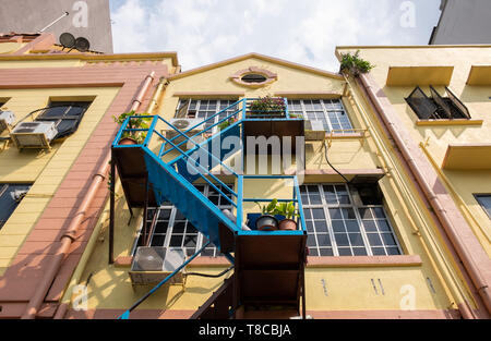 Basso angolo vista della facciata di edificio residenziale, Kuala Lumpur, Malesia Foto Stock