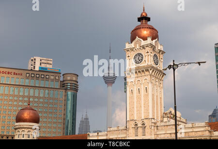 Palazzo Sultano Abdul Samad con K L torre in background, Kuala Lumpur, Malesia Foto Stock