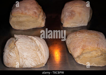 Parzialmente il pane cotto al forno rotoli Foto Stock