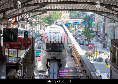 Kuala Lumpur (KL) monorotaia, è un urbano del treno intercity con sistema parallelamente due tracce elevata, Malaysia Foto Stock