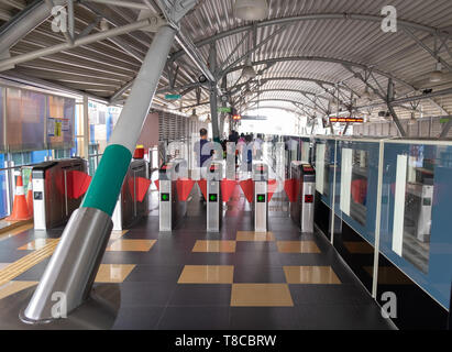 Cancelli a Kuala Lumpur (KL) monorotaia, è un urbano del treno intercity con sistema parallelamente due tracce elevata, Malaysia Foto Stock