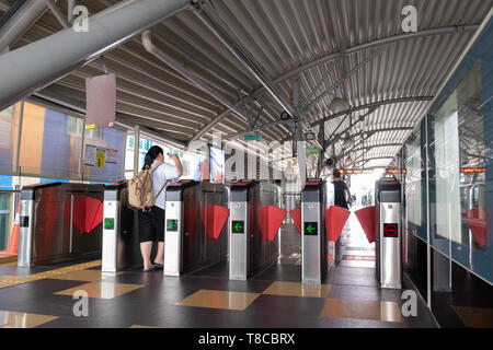 Cancelli a Kuala Lumpur (KL) monorotaia, è un urbano del treno intercity con sistema parallelamente due tracce elevata, Malaysia Foto Stock