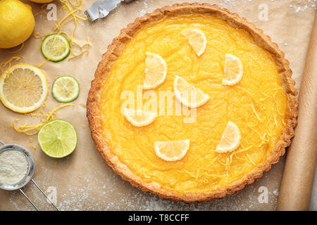 Deliziosa torta al limone sul tavolo Foto Stock