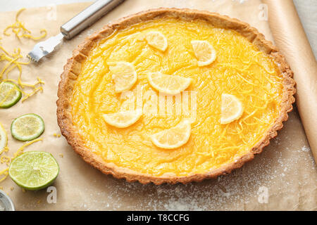 Deliziosa torta al limone sul tavolo Foto Stock